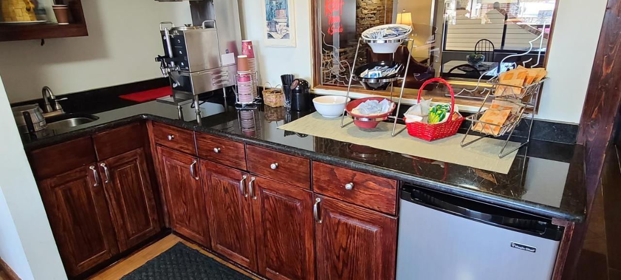 Red Roof Inn & Suites Cornelius - Lake Norman Екстериор снимка