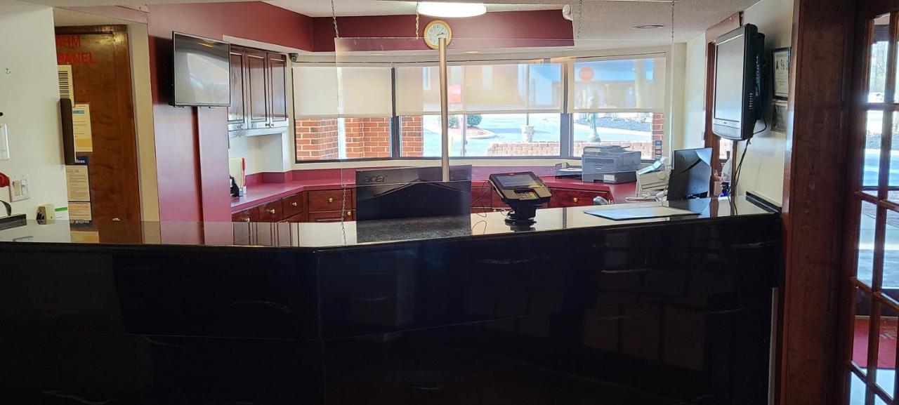 Red Roof Inn & Suites Cornelius - Lake Norman Екстериор снимка