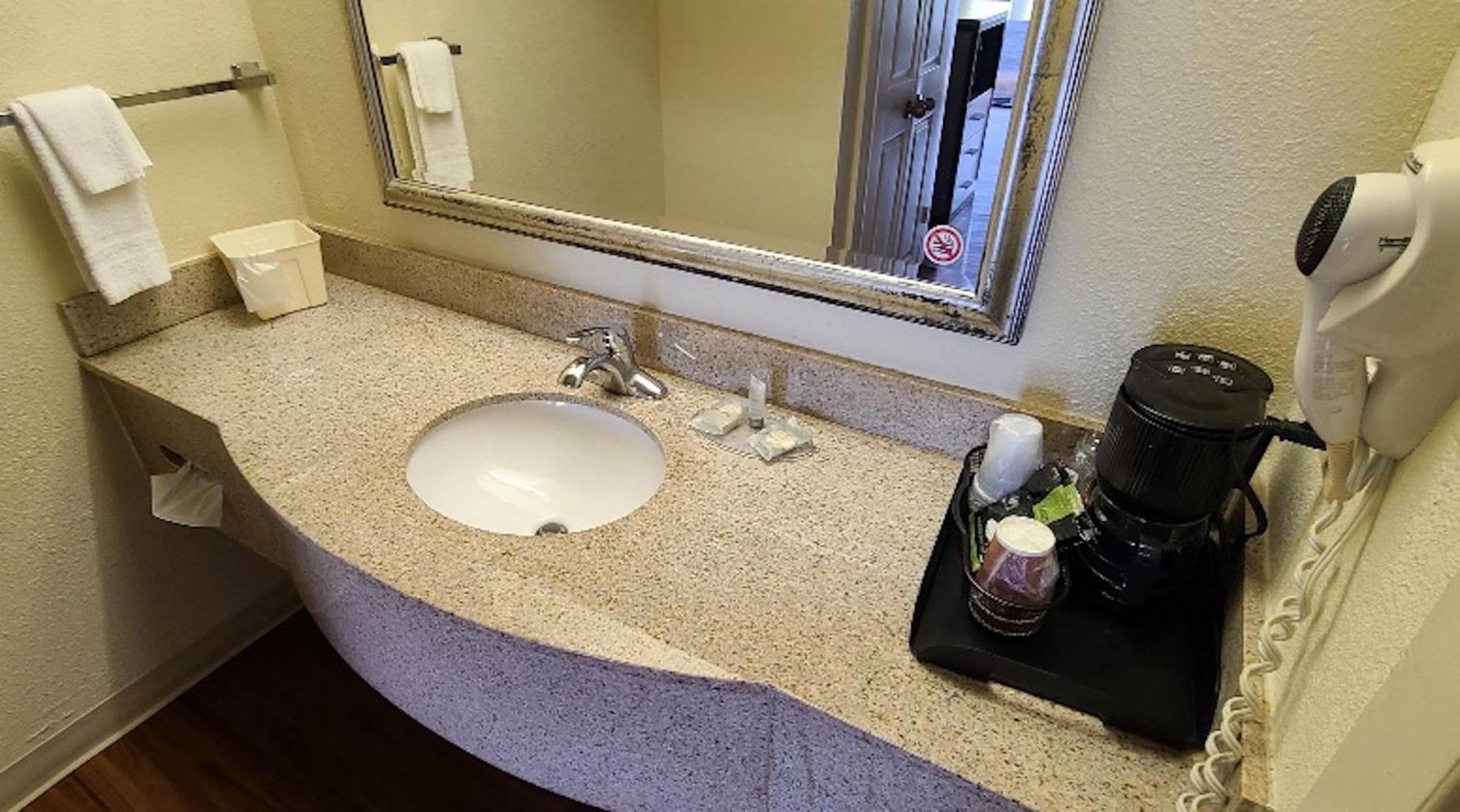 Red Roof Inn & Suites Cornelius - Lake Norman Екстериор снимка