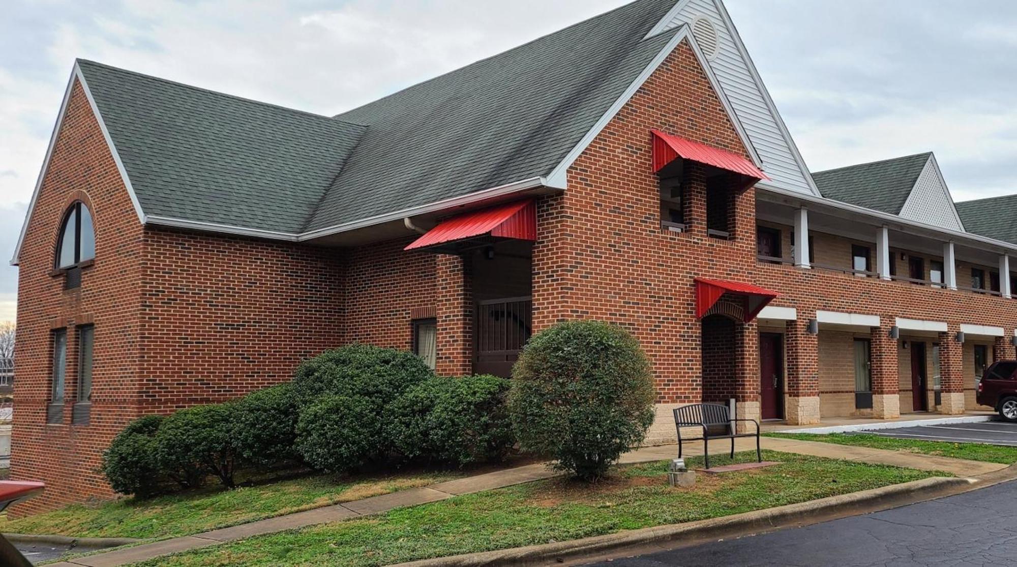 Red Roof Inn & Suites Cornelius - Lake Norman Екстериор снимка