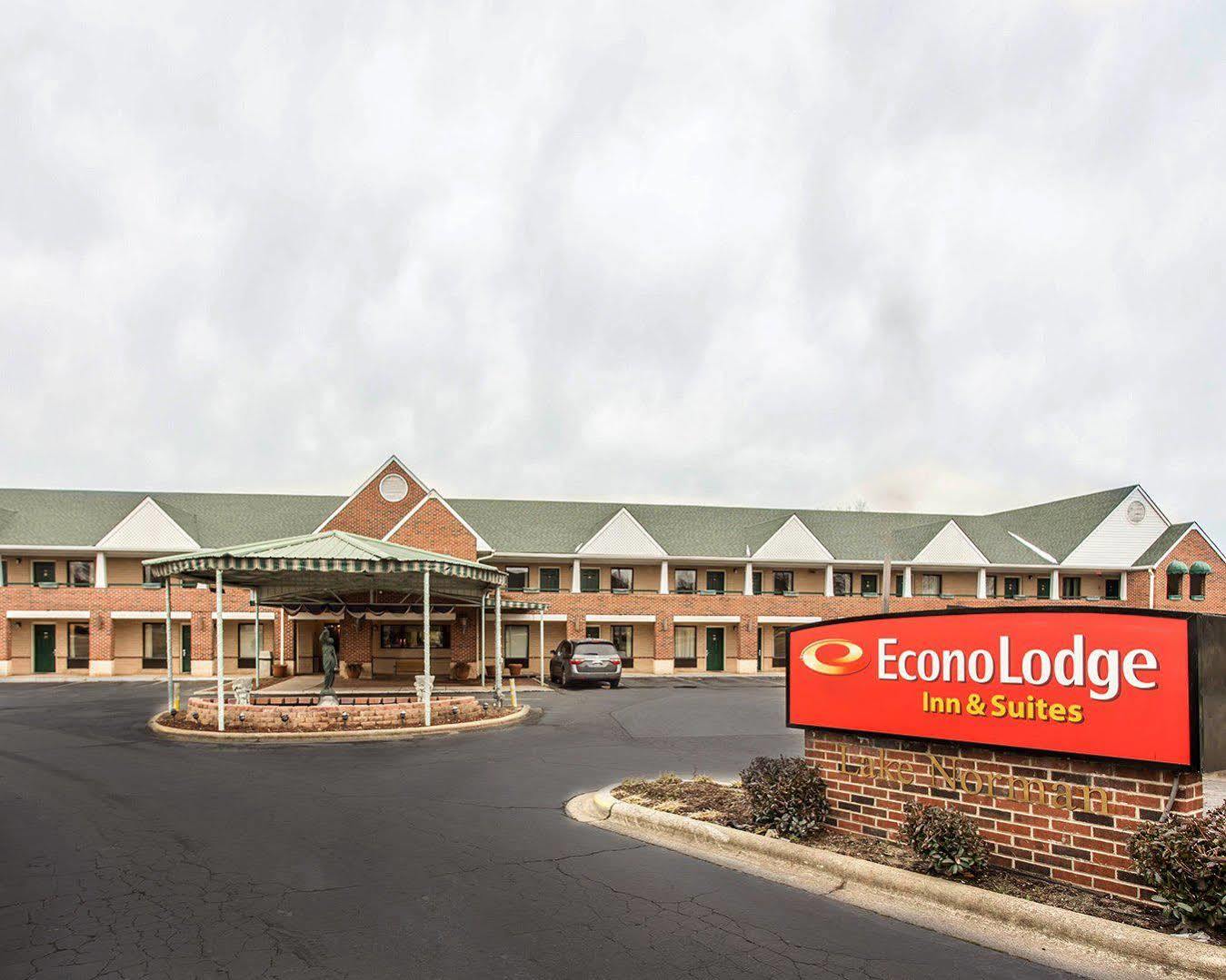 Red Roof Inn & Suites Cornelius - Lake Norman Екстериор снимка