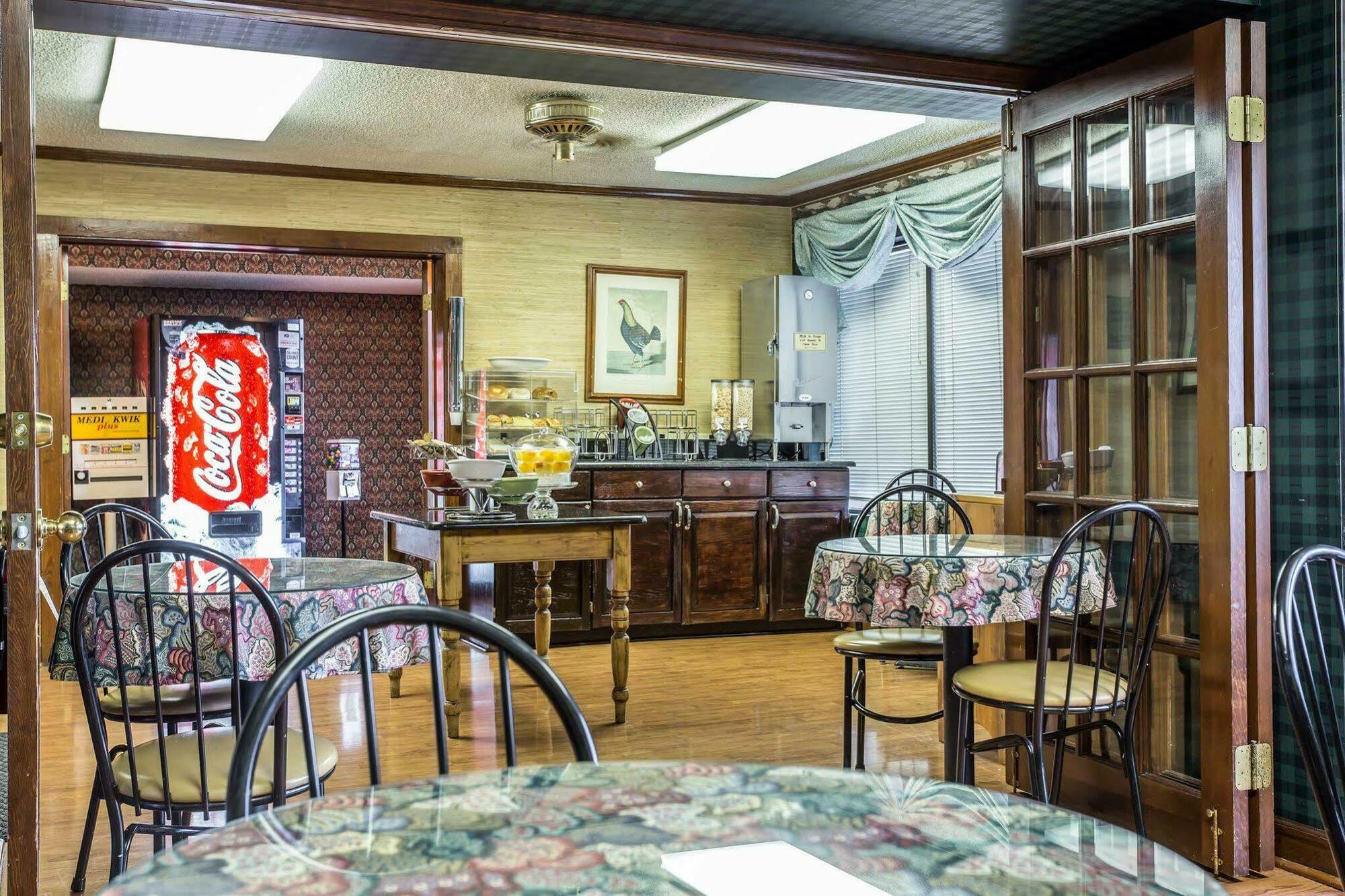 Red Roof Inn & Suites Cornelius - Lake Norman Екстериор снимка
