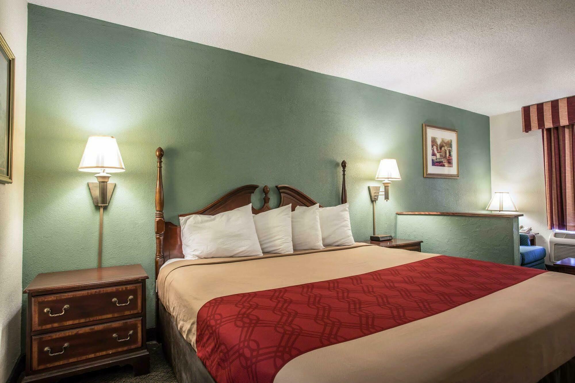 Red Roof Inn & Suites Cornelius - Lake Norman Екстериор снимка