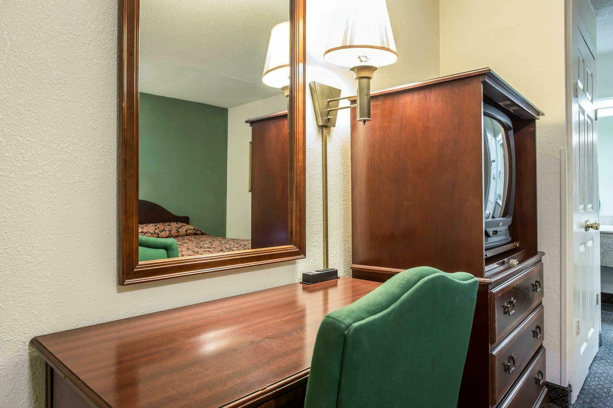Red Roof Inn & Suites Cornelius - Lake Norman Екстериор снимка