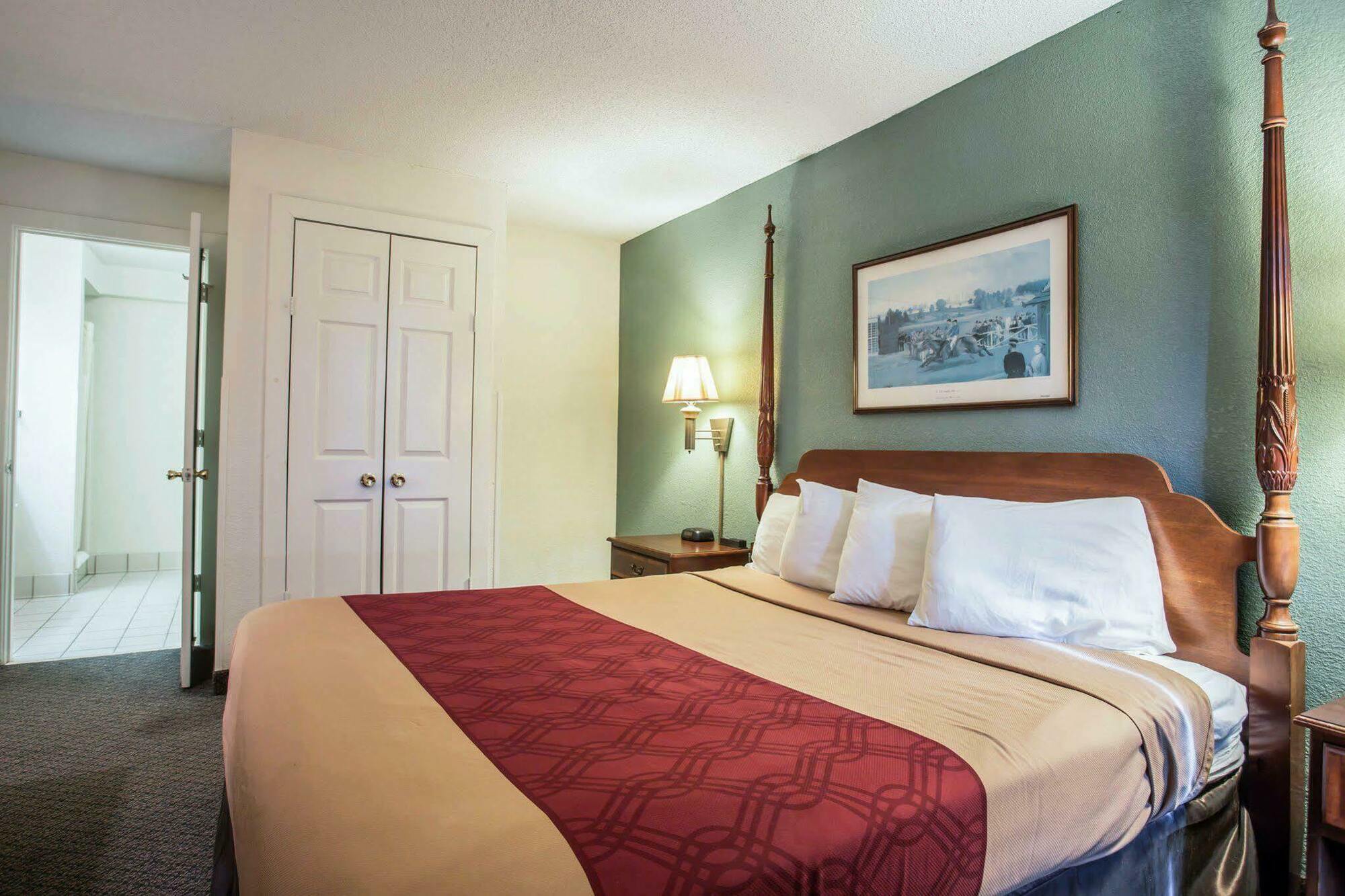 Red Roof Inn & Suites Cornelius - Lake Norman Екстериор снимка